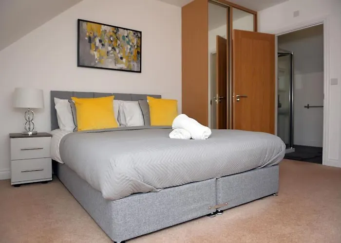 Spacious 3 Bed House In Bristol